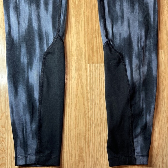 Women’s small Nike Dri-fit leggings lower rise. Gray and black warm leggings - Picture 3 of 9
